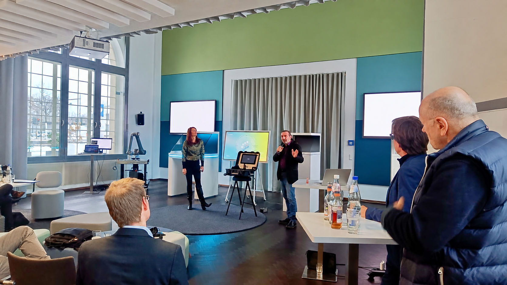 Präsentation zur Entwicklung des mobilen Koffers vor Publikum